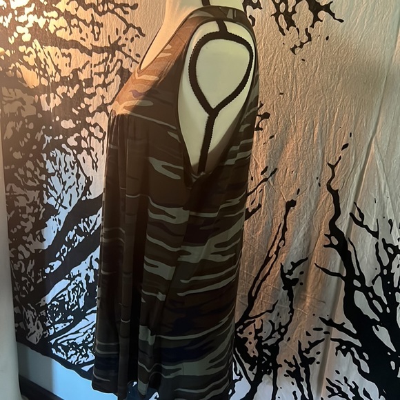 Green camo tank top. - Picture 4 of 4